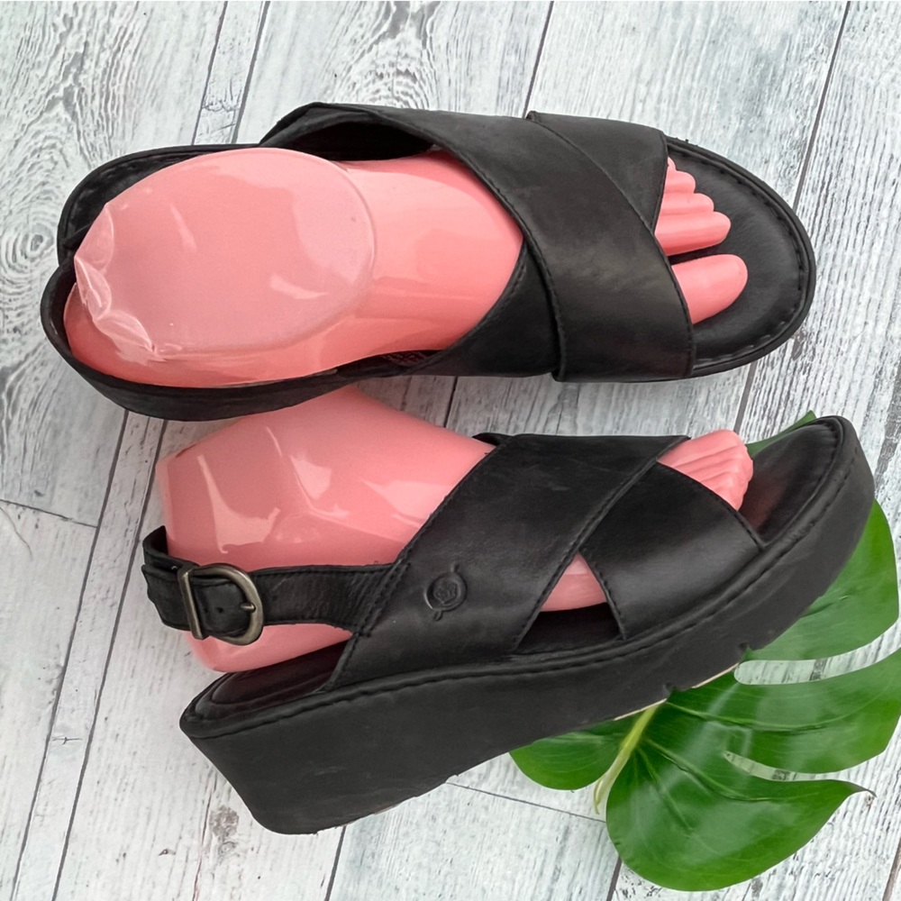 BORN BLACK LEATHER PLATFORM BUCKLE SANDAL SIZE 9 GUC